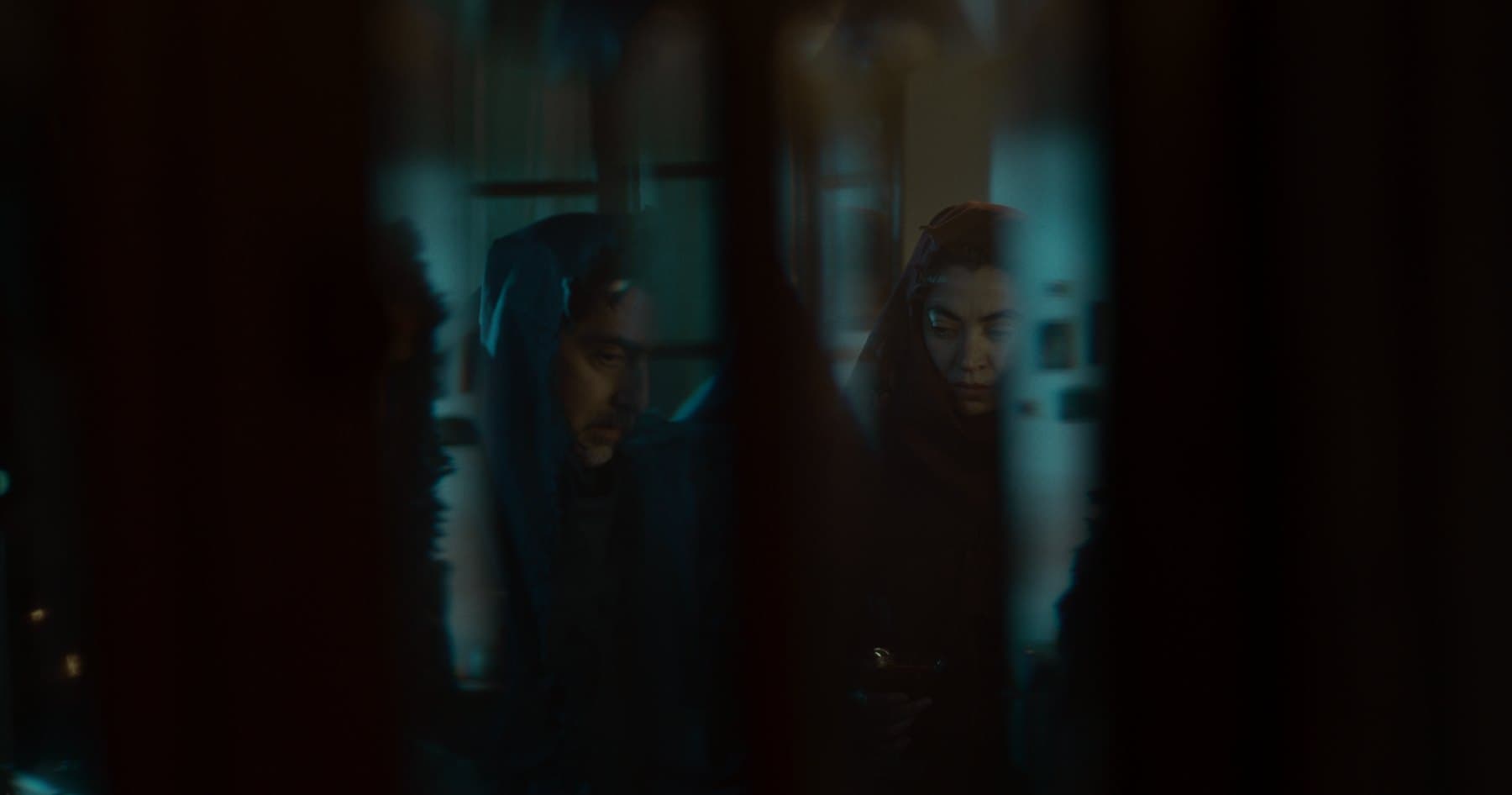 Figuras tras una cortina / Figures behind a curtain